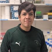 Profesor de Biología imparte clase a niños/jóvenes de todas las edades